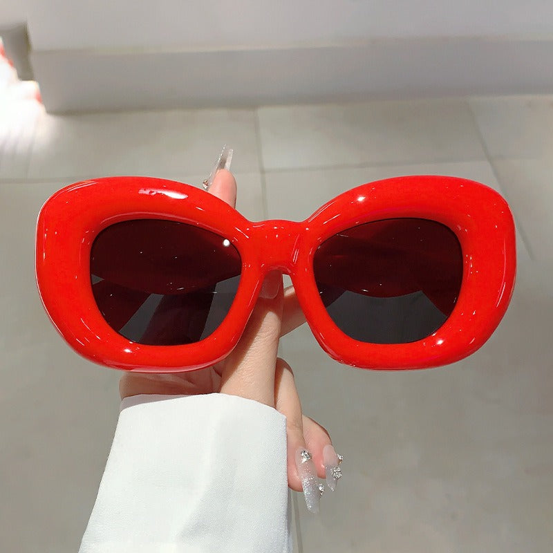 Sunglasses with quirky personality, trendy and spicy girl street photography, slimming out sunglasses