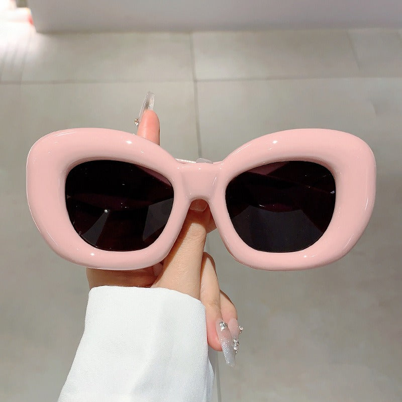 Sunglasses with quirky personality, trendy and spicy girl street photography, slimming out sunglasses